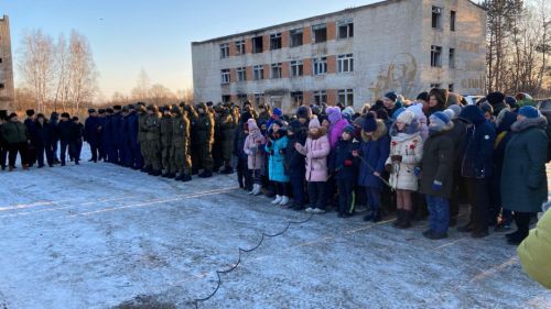 Память погибших почтили минутой молчания и троекратным залпом.  Фото автора