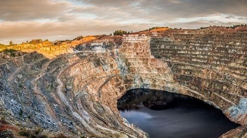 Авария привела к попаданию более 2,5 миллионов кубометров загрязненных вод в реку Ицзими. Фото молибденового рудника с сайта CCTV