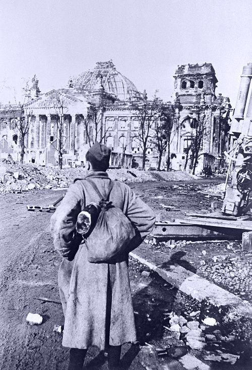 Берлин. 1945 год. Боец-пехотинец Михаил Макаров перед Рейхстагом. Фото: Анатолий Морозов / РИА Новости