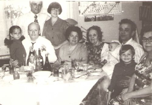 Митя Колесников на коленях моего отца, бабушка Мити – Леокадия Казимировна (крайняя справа), дедушка – Иннокентий Романович (крайний слева), Хабаровск, август 1979 года. Фото из семейного архива