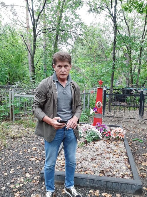Олег Кожемяко на могиле Натальи Арсеньевой. Фото Александра Ярошенко, ФБ