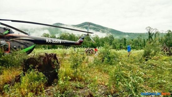 Это Ми-8 с бортовым номером RA-22578, находился под свидетельством эксплуатанта компании «Авиашельф», которая ранее принадлежала в том числе Константину Сухоребрику. Сейчас Ми-8, который называют «черной акулой», находится на базе «Восток» Олега Кана в Южно-Сахалинске, где проходит техобслуживание.