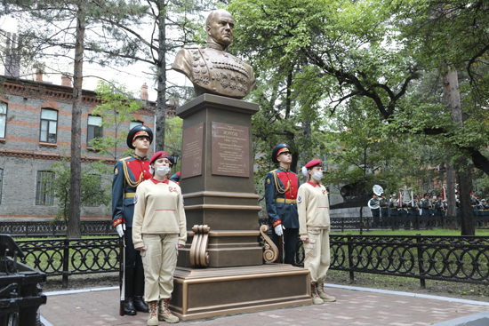Бюст Маршалу Победы Жукову торжественно открыли в Хабаровске