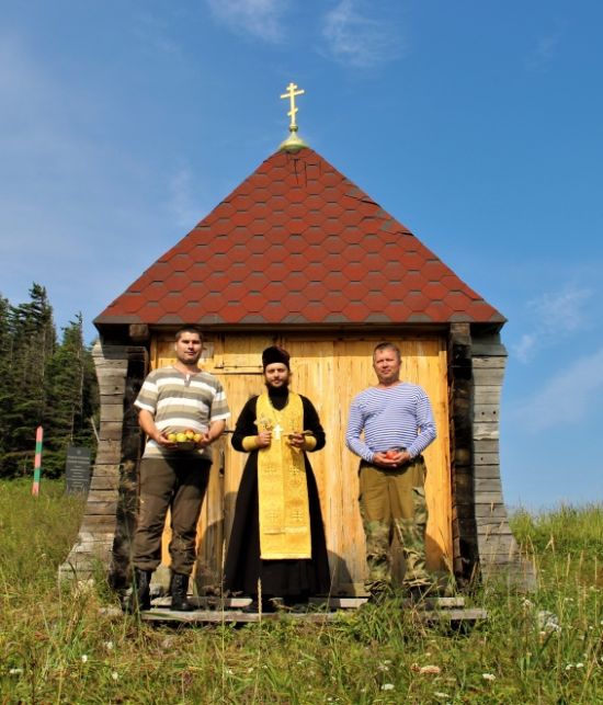 Иеромонах Софроний (Медведенко) с сотрудниками нацпарка