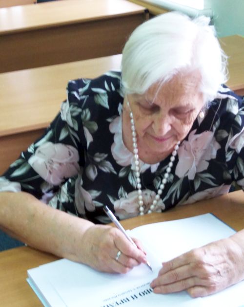 Автор книги Клара Зилова на презентации