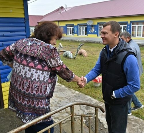 Во время объездов районов края Михаил Дегтярев не только познакомился с проблемами, но и показал людям, что готов работать на благо всех жителей Фото: Правительство Хабаровского края