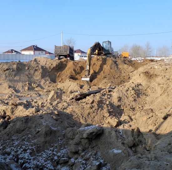 Выбирают песок на всю глубину по всей площади участка, гребут так, что соседние участки скоро сползут в эти котлованы.