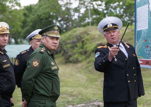 Георгий Шабот показывает Сергею Шойгу Ворошиловскую батарею. Музей еще работал...