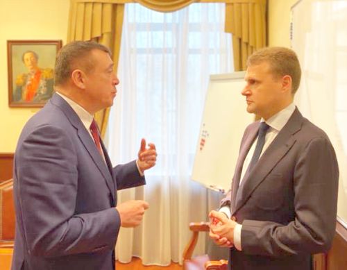 Алексей Чекунков (справа) и Валерий Лимаренко обсудили приоритетные направления развития Сахалинской области