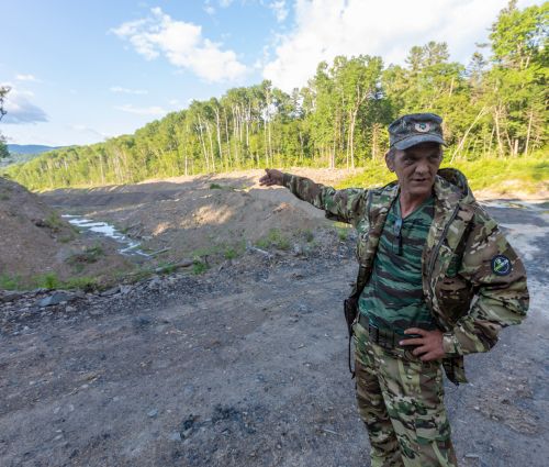Производственный охотинспектор ООиР «Сидатун» Сергей Жарченко, золотобыча в 2 км от села Мельничное в Приморье. Фото Алекандра Хитрова, PrimDiscovery_WWF России