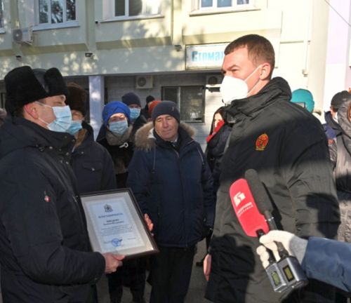 Во время своего визита глава региона выполнил приятную миссию  - вручил благодарность командиру экипажа АН-24 Алексею Швецову