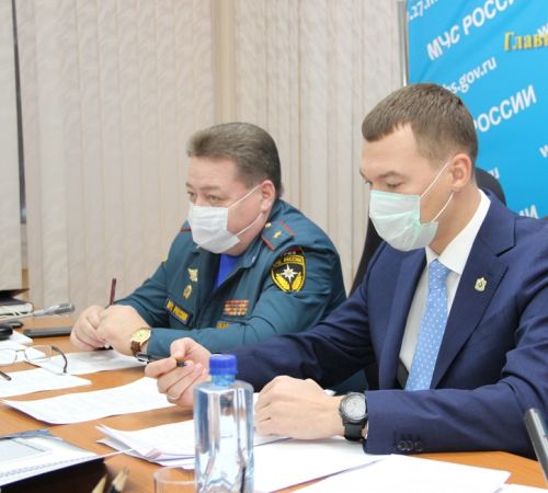 Начальник ГУ МЧС России по Хабаровскому краю Матвей Гибадулин и глава края Михаил Дегтярев