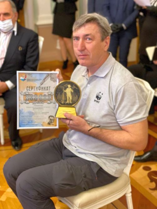 Павел Фоменко с наградами литературной премии им. В.К. Арсеньева