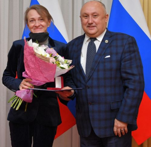 Поздравил представителей СМИ заместитель председателя правительства края по вопросам внутренней политики Андрей Базилевский. Победитель ответственный секретарь газеты «Молодой дальневосточник XXI век» Ирина Сугак.