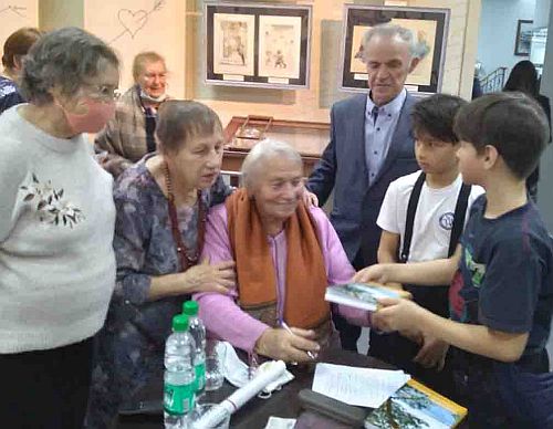 На презентации книжной новинки. Автографы от Галины Архиповой.