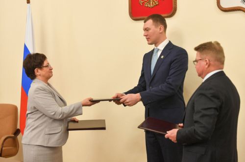 Руководитель объединения краевых профсоюзов Галина Кононенко, врио губернатора Хабаровского края Михаил Дегтярев и председатель регионального объединения работодателей «Союз работодателей Хабаровского края» Сергей Смоленцев