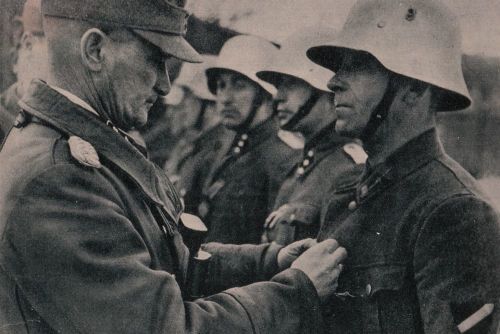 Награда латышским легионерам из рук командира дивизии СС «Нордланд» Фрица фон Шольца. Фото: Немецкий пропагандистский журнал «Signal» №24 / 1943