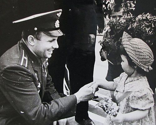 Юрий Гагарин и Ниночка Алексеева в Хабаровске, май 1962 года. Фото Владимира Пильгуева. Перефото Сергея Балбашова.