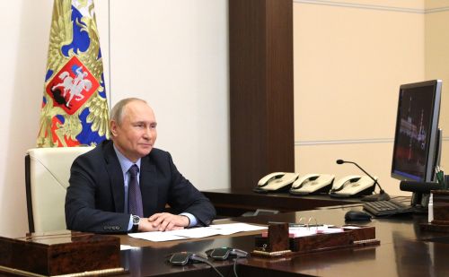 Владимир Путин. В ходе церемонии запуска первой технологической линии Амурского ГПЗ (в режиме видеоконференции).