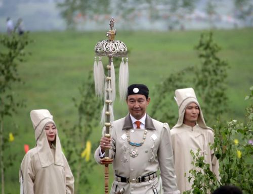 Глава Якутии Айсен Николаев принял у белого шамана символ Ысыаха Олонхо «Ытык Дуо5а» - «Сомо5о куус» и водрузил его на священном сэргэ