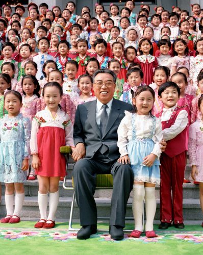 Товарищ Ким Ир Сен в окружении детей. Фото из архива ЦТАК