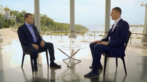 Врио губернатора Хабаровского края Михаил Дегтярев и министр по развитию Дальнего Востока и Арктики Алексей Чекунков обсудили ход реализации в крае крупных промышленных и инфраструктурных проектов в студии программы «Диалог» на телеканале Россия 24. Фото: скриншот видео «Россия 24»