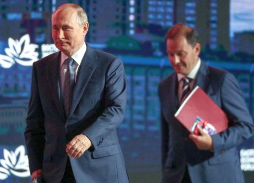 Перед началом пленарного заседания Восточного экономического форума. С модератором дискуссии Сергеем Брилёвым. Фото: Смирнов Владимир, Фотохост-агентство ТАСС