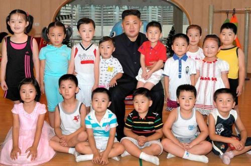 Председатель Государственных дел Ким Чен Ын с детьми. Фото из архива ЦТАК