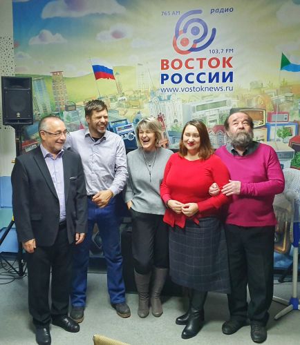 Ведущие авторских программ на «Востоке России» в день их закрытия 29 ноября 2019 года, (радиорежиссер и куратор проекта Ирина Светенок – смеющаяся в центре, профессор Салават Сулейманов крайний слева). Фото Сергея Захарченко
