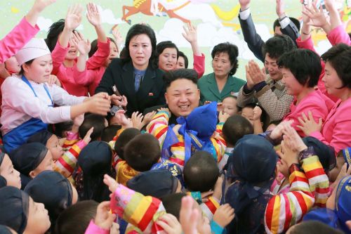 Ким Чен Ын благословляет воспитанников детдома, встречающих Новый год, январь 2015 г. Фото ЦТАК