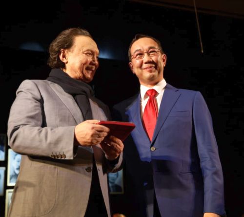 Глава Якутии Айсен Николаев поздравил Андрея Борисова (слева)