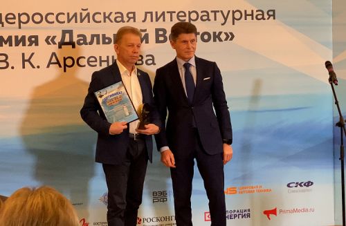 Губернатор Приморья Олег Кожемяко и уссурийский писатель, историк, краевед Игорь Рыжов (слева)