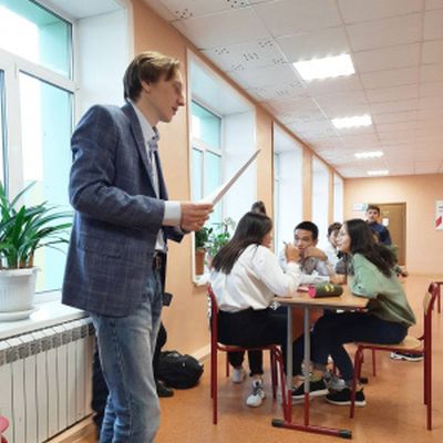 Победителем в номинации «Учитель года» стал преподаватель истории из Центра образования села Лаврентия Антон Щербаков