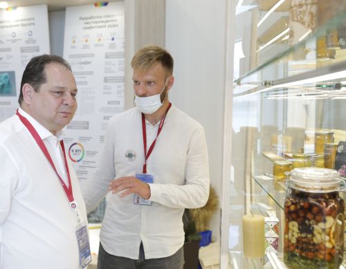 В 2021 г. Николай Хроменко (справа) принял участие в ВЭФ. О меде рассказывает губернатору ЕАО Ростиславу Гольдштейну