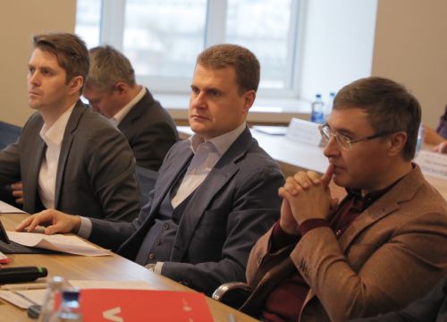 Алексей Чекунков (в центре)