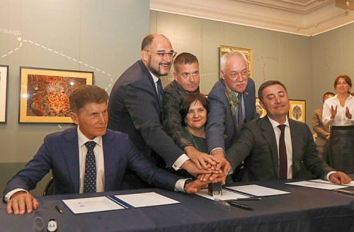 Губернатор края Олег Кожемяко 24 июня открыл выставку «Тайга. Арсеньев. Узала» в Приморской картинной галерее и погасил открытку Фомина «В.К. Арсеньев и Дерсу Узала».