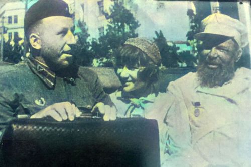 Сын Василий, внучка Пальмира, глава семейства Артемий Лукашов. ул. Карла Маркса, Хабаровск, 1940 г