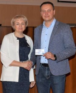 Председатель ТИК Наталья Пашнева в торжественной обстановке вручила удостоверение новому главе района Сергею Нагорняк.