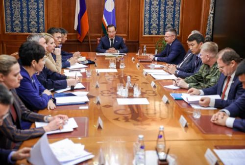 Айсен Николаев на совещании