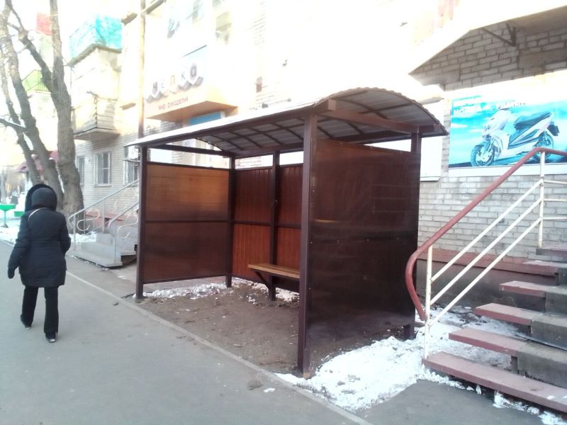 "Голая" остановка на проспекте Октябрьском.