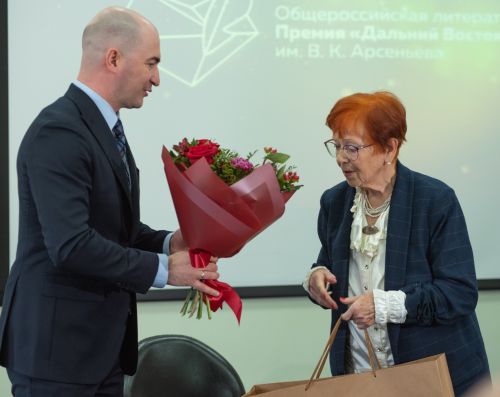 Министр культуры края Юрий Ермошкин вручил подарок Светлане Шлотгауэр