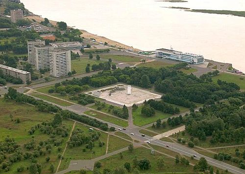 Фото 2012 года. Мемориальный комплекс расположен в границах: набережная Амура - пр. Октябрьский - ул. Дзержинского - пр. Первостроителей (часть его - в виде пешеходной Аллеи).
