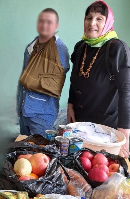 Татьяна Седых передаёт гостинцы от жителей Ванинского района