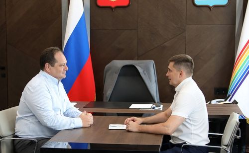Губернатор ЕАО Ростислав Гольдштейн провел рабочую встречу с мэром Биробиджана Максимом Семеновым