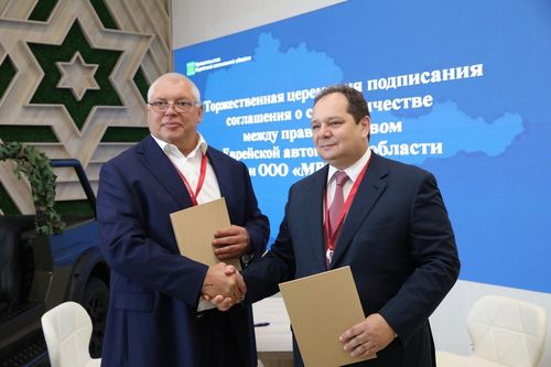 Губернатор ЕАО Ростислав Гольдштейн и представитель компании ООО «МВС АГРО» Михаил Слипенчук