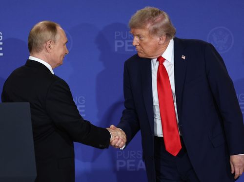 Владимир Путин с президентом США Дональдом Трампом в ходе совместной пресс-конференции. Фото: Сергей Булкин, ТАСС