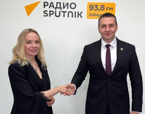 Руководитель радио Sputnik Маргарита Некрасова и губернатор Дмитрий Демешин
