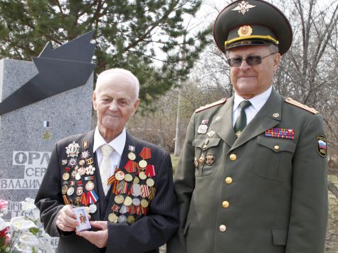 Леонид Примаков вручил Николаю Ивановичу Волошину почетный знак «За верность ветеранскому движению»