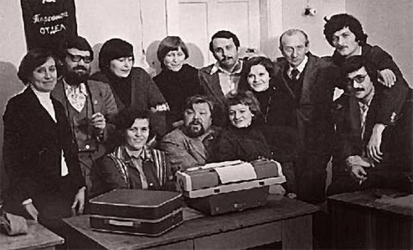 Стоят (слева направо): Люка Самсонова, Владимир Дубков, Александра Штуца (Николашина), Нина Фокина, Михаил Карпач, Петр Нахтман, Игорь Коц, Леонид Говзман. Сидят: Надежда Гайдукова, Анатолий Мезенцев, Галина Вострикова - «Молодой дальневосточник» советской поры