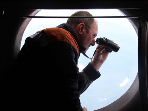 На месте происшествия работают спасатели Хабаровского филиала Дальневосточного поисково-спасательного отряда МЧС России. Съемки сделаны пресс-службой ГУ МЧС России по Хабаровскому краю